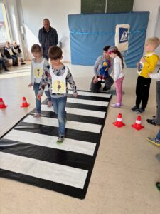 Kinder laufen auf einem Zebrastreifen